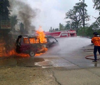 Petugas Damkar saat berupaya memadamkan api yang melahat mobil carry di Bungo  tadi pagi (30/10)